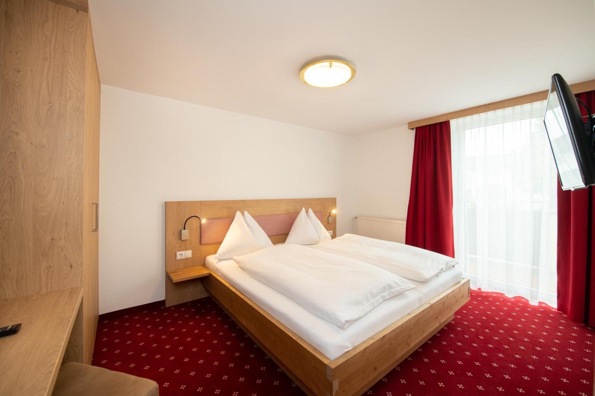 Hotel Gasthof Kroell - Inkl Nationalpark-Karte, 1 X Grossglockner Hochalpenstrasse Kostenlos, 1X Gerlos Alpenstrasse Kostenlos, Krimmler Wasserfaelle Kostenlos, Verschiedene Bergbahnen Kostenlos, Badesee Kostenlos, Bus & Zug Kostenlos, Genusskueche, นีเดิร์นซิลล์ ภายนอก รูปภาพ