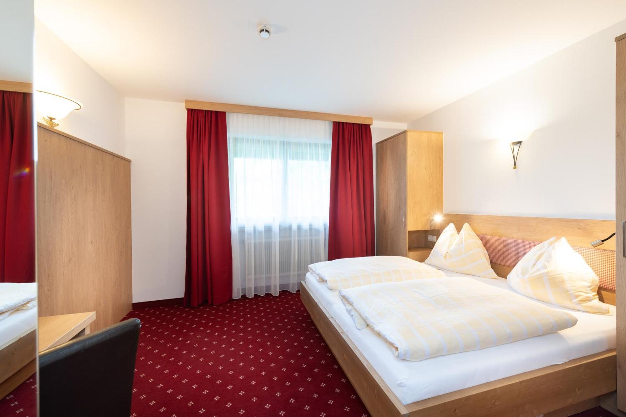 Hotel Gasthof Kroell - Inkl Nationalpark-Karte, 1 X Grossglockner Hochalpenstrasse Kostenlos, 1X Gerlos Alpenstrasse Kostenlos, Krimmler Wasserfaelle Kostenlos, Verschiedene Bergbahnen Kostenlos, Badesee Kostenlos, Bus & Zug Kostenlos, Genusskueche, นีเดิร์นซิลล์ ภายนอก รูปภาพ