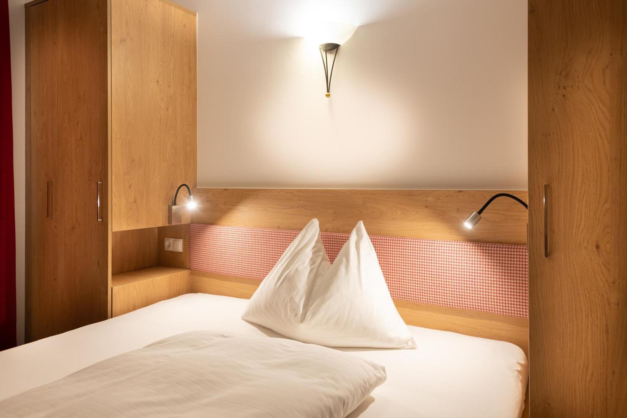 Hotel Gasthof Kroell - Inkl Nationalpark-Karte, 1 X Grossglockner Hochalpenstrasse Kostenlos, 1X Gerlos Alpenstrasse Kostenlos, Krimmler Wasserfaelle Kostenlos, Verschiedene Bergbahnen Kostenlos, Badesee Kostenlos, Bus & Zug Kostenlos, Genusskueche, นีเดิร์นซิลล์ ภายนอก รูปภาพ